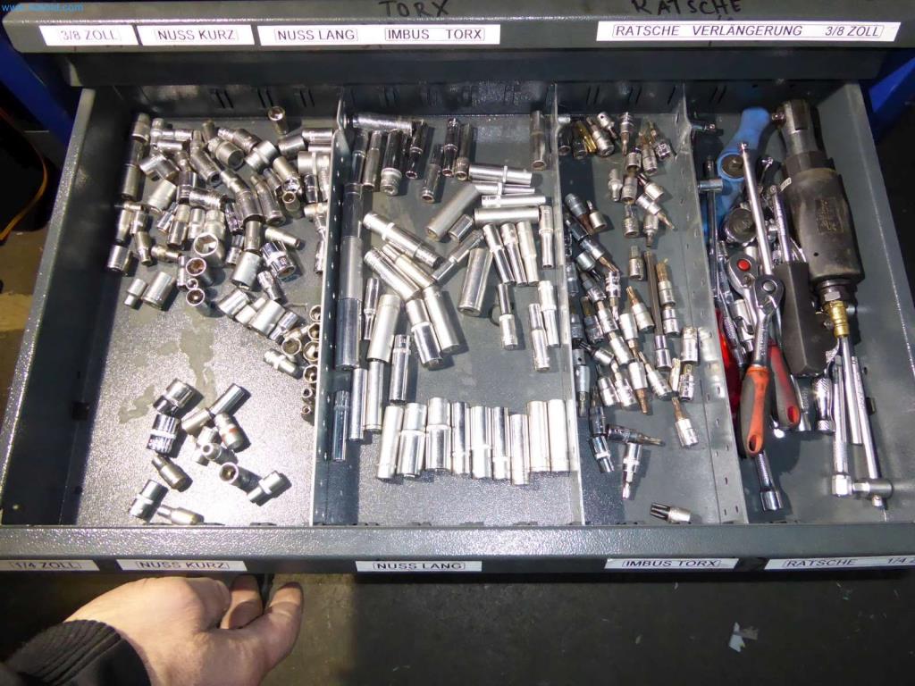 Likwidacja magazynu firmy usługowej, pojazdy, wyposażenie magazynu-7