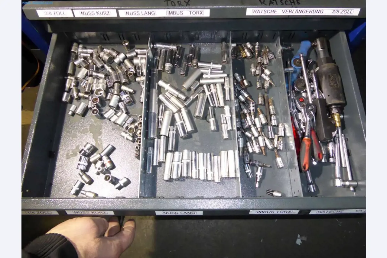 Liquidación de almacén de una empresa de servicios, vehículos, equipos de almacén-7