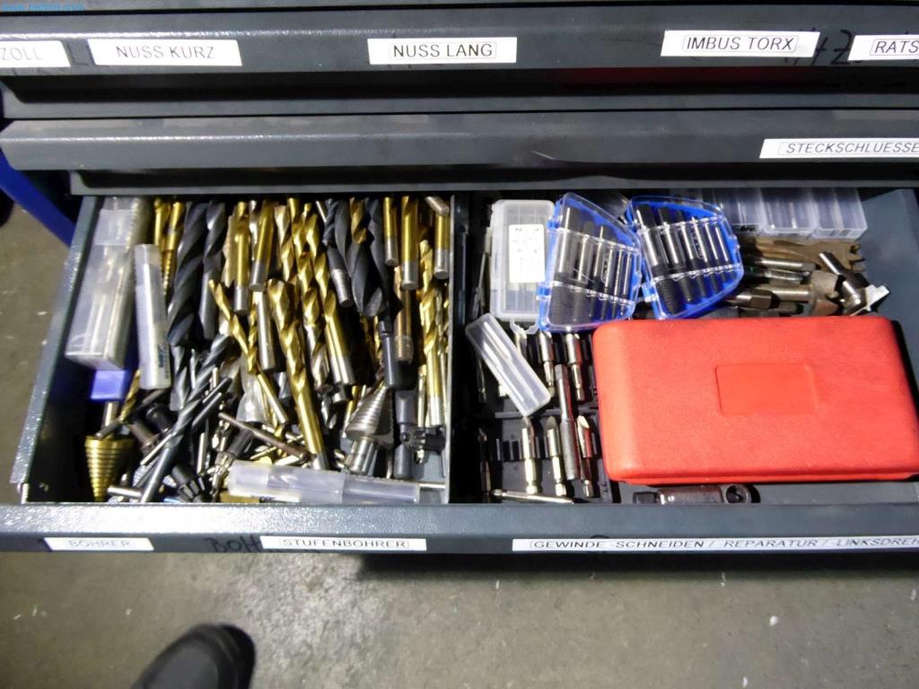 Likwidacja magazynu firmy usługowej, pojazdy, wyposażenie magazynu-8