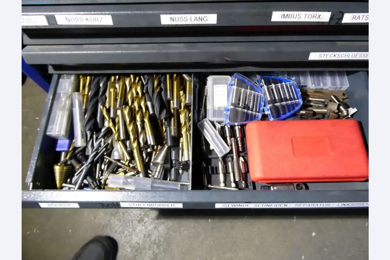 Liquidación de almacén de una empresa de servicios, vehículos, equipos de almacén-8