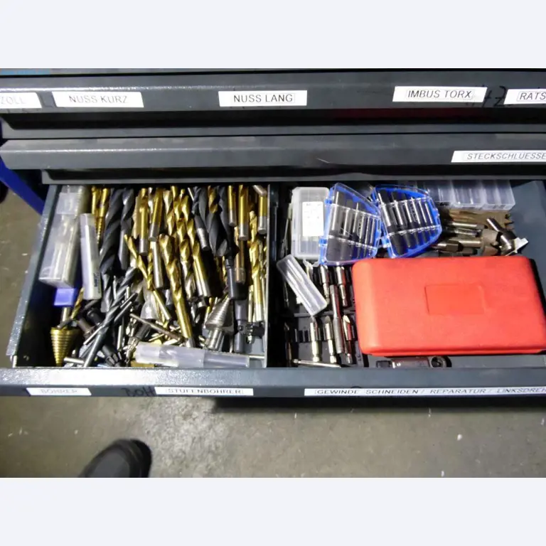 Liquidación de almacén de una empresa de servicios, vehículos, equipos de almacén-8