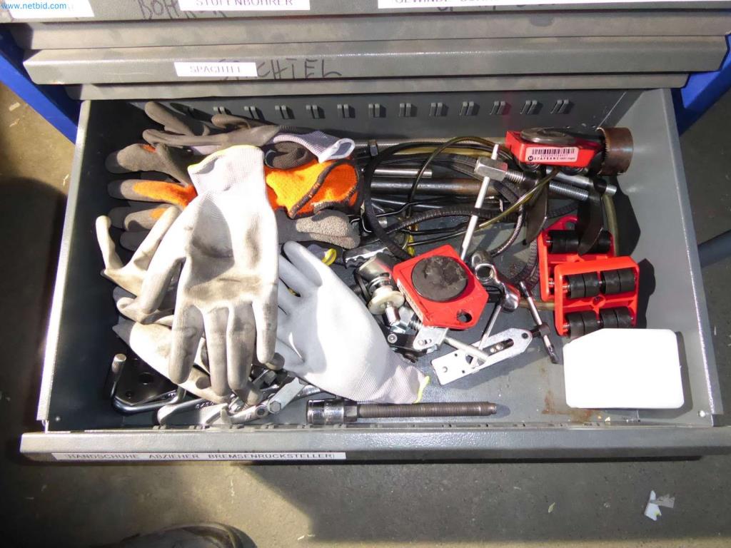 Likwidacja magazynu firmy usługowej, pojazdy, wyposażenie magazynu-9