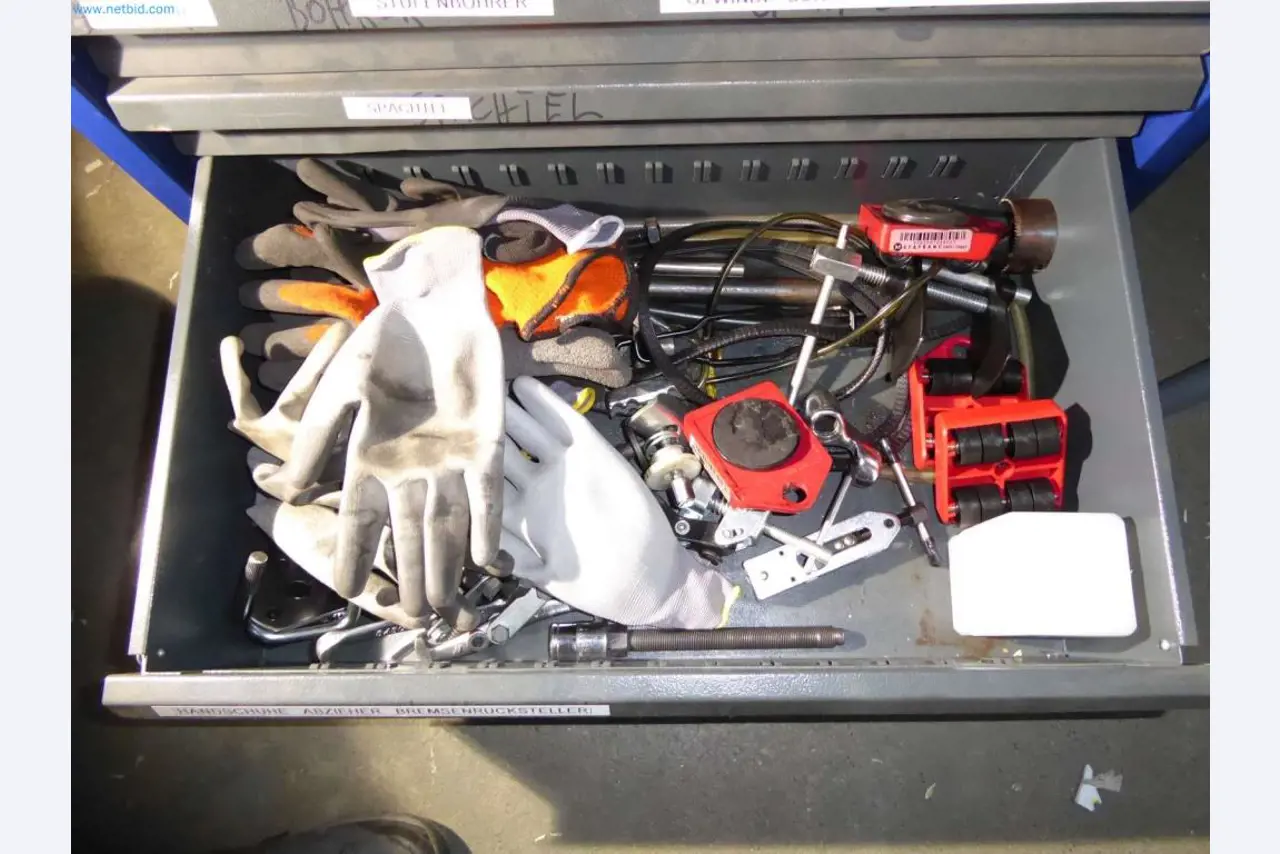 Liquidación de almacén de una empresa de servicios, vehículos, equipos de almacén-9