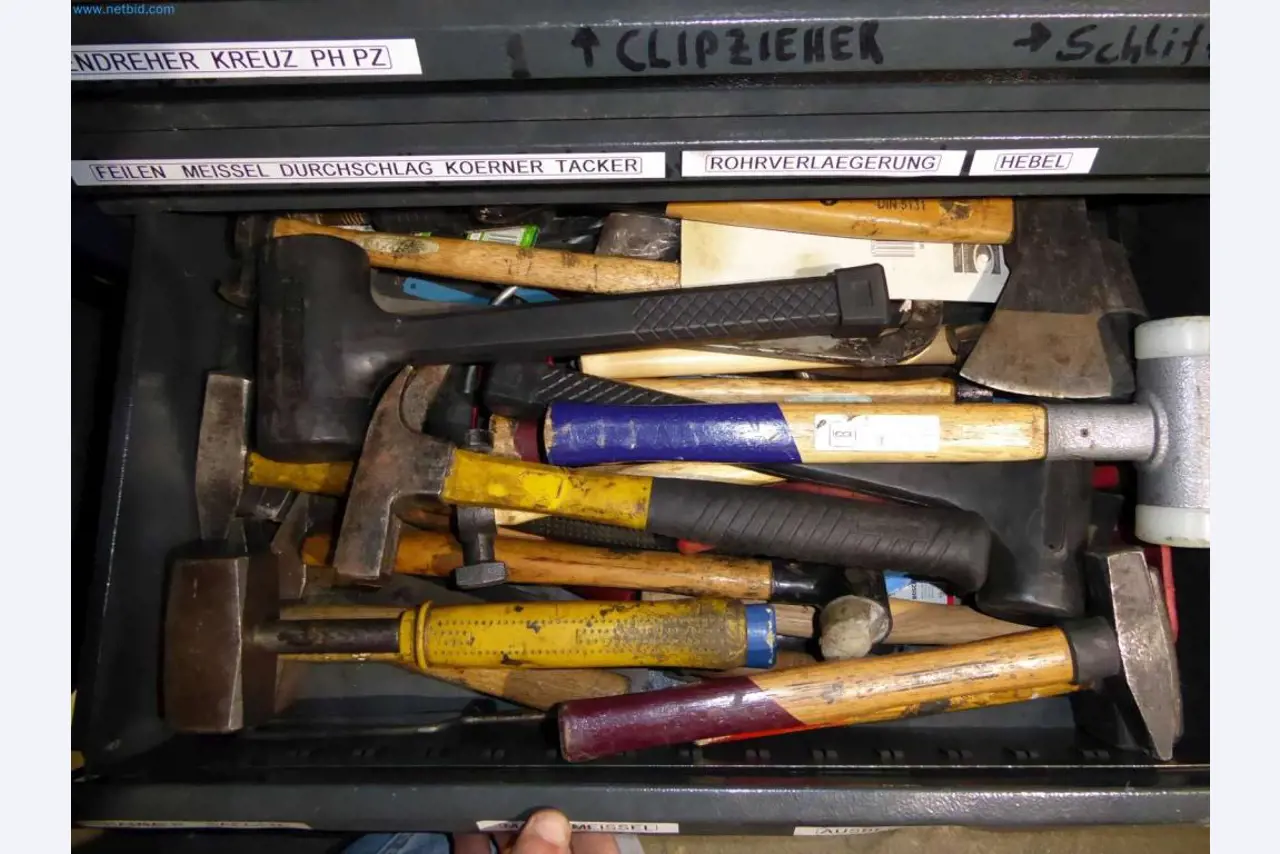 Magazijnliquidatie van een dienstverlenend bedrijf, voertuigen, magazijnuitrusting-3