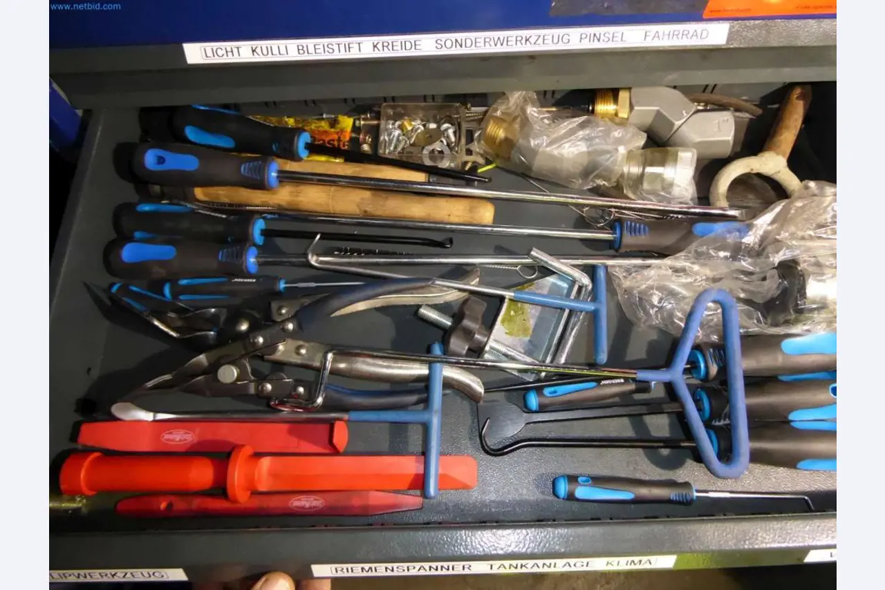 Magazijnliquidatie van een dienstverlenend bedrijf, voertuigen, magazijnuitrusting-4