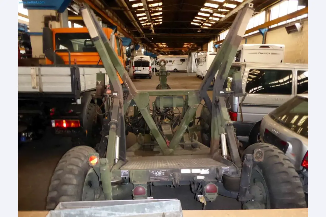 Likwidacja magazynu firmy usługowej, pojazdy, wyposażenie magazynu-5