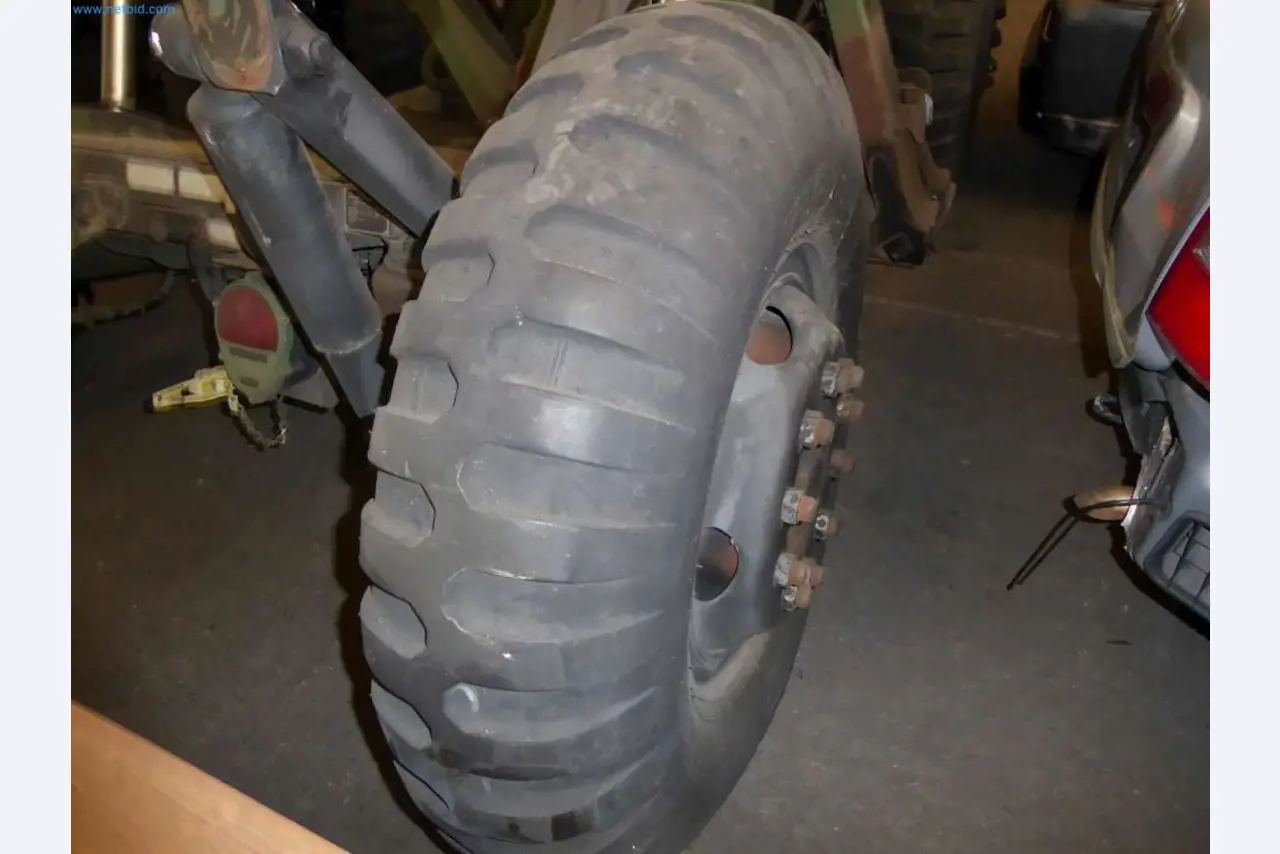 Likwidacja magazynu firmy usługowej, pojazdy, wyposażenie magazynu-6