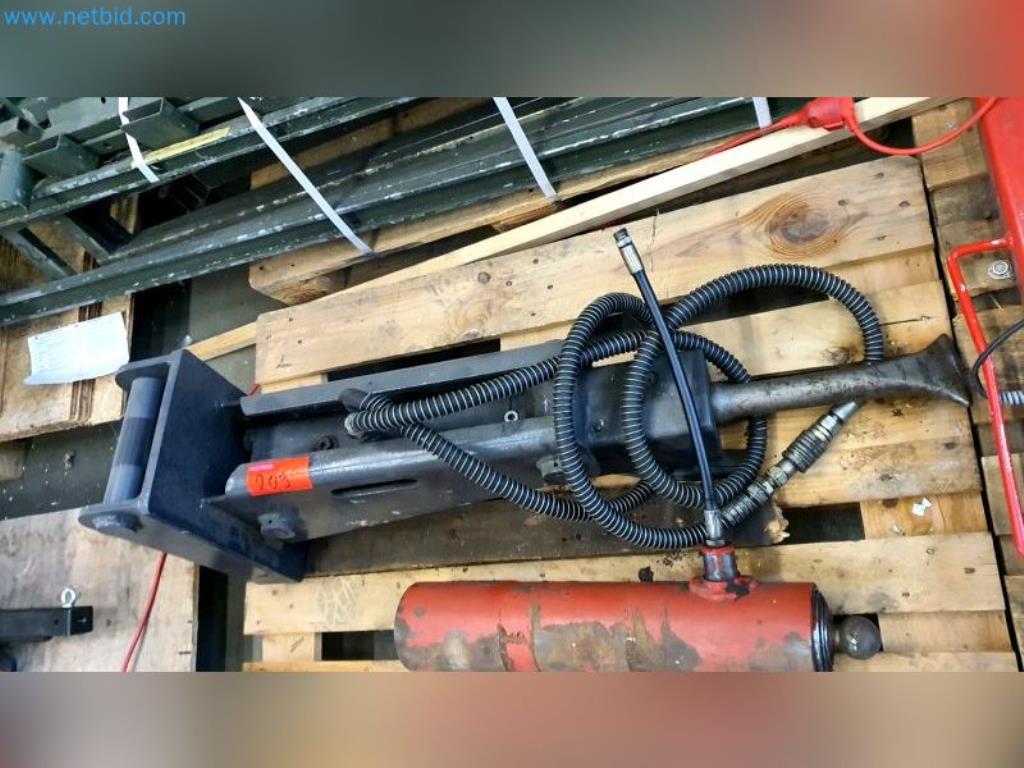 Likwidacja magazynu firmy usługowej, pojazdy, wyposażenie magazynu-2