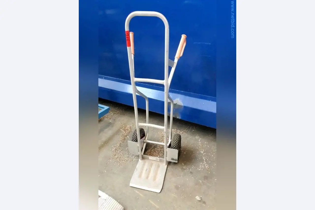 Liquidación de almacén de una empresa de servicios, vehículos, equipos de almacén-3