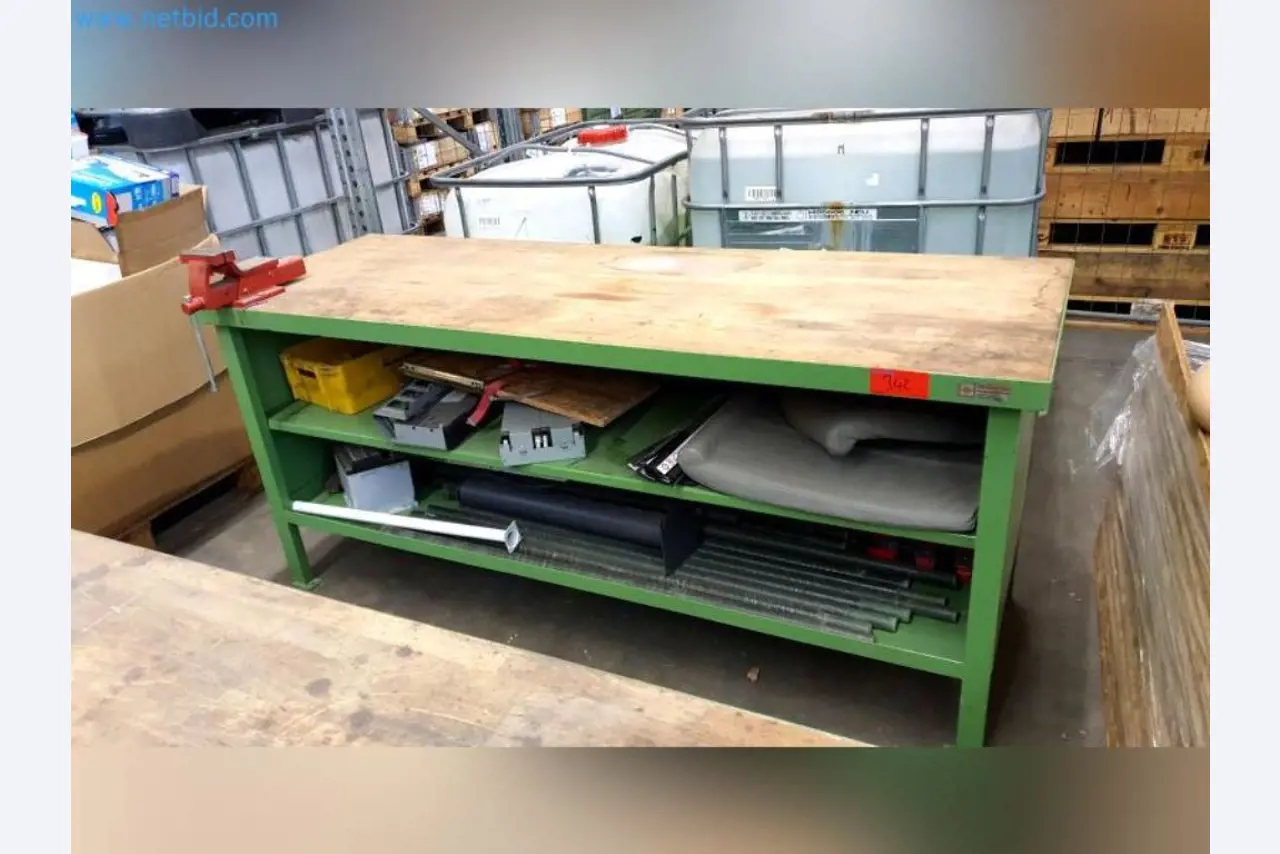 Magazijnliquidatie van een dienstverlenend bedrijf, voertuigen, magazijnuitrusting-1