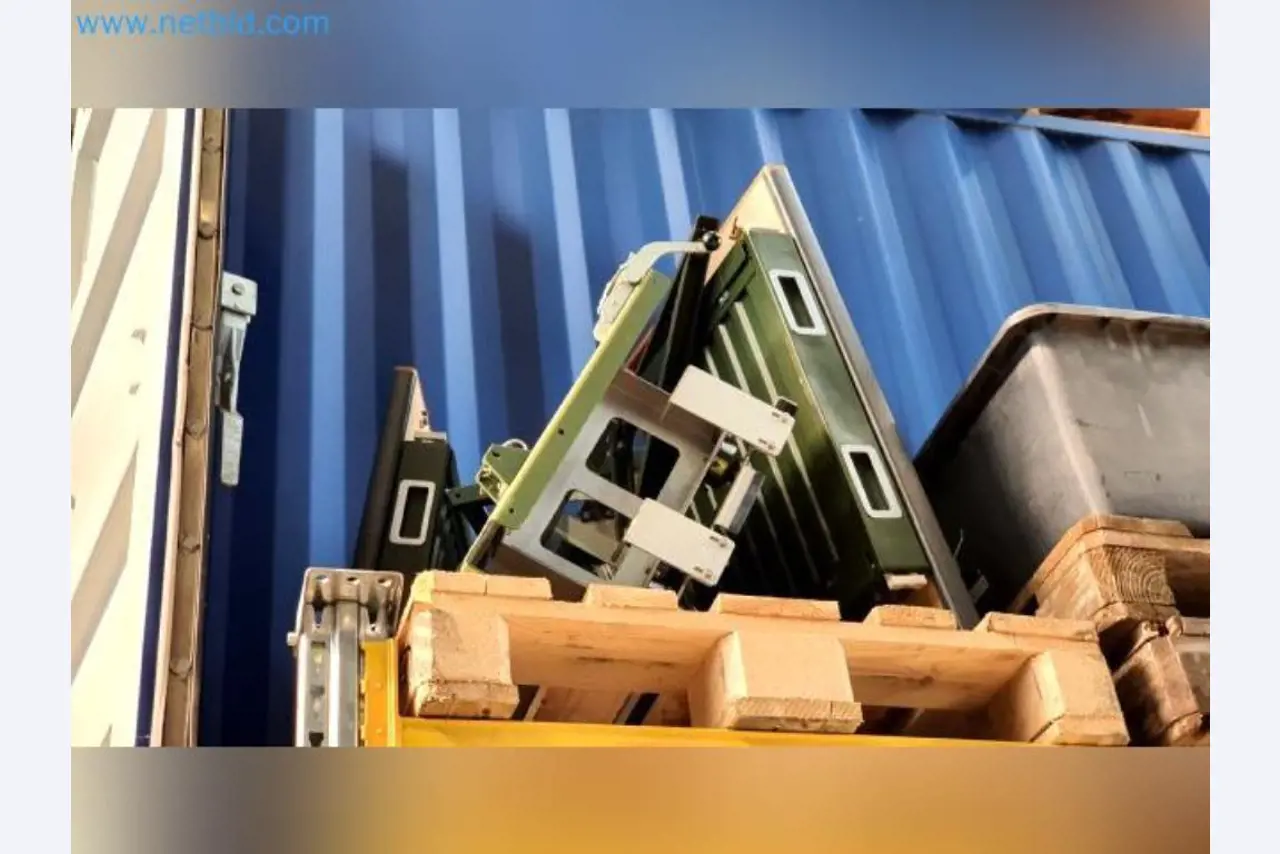 Magazijnliquidatie van een dienstverlenend bedrijf, voertuigen, magazijnuitrusting-1