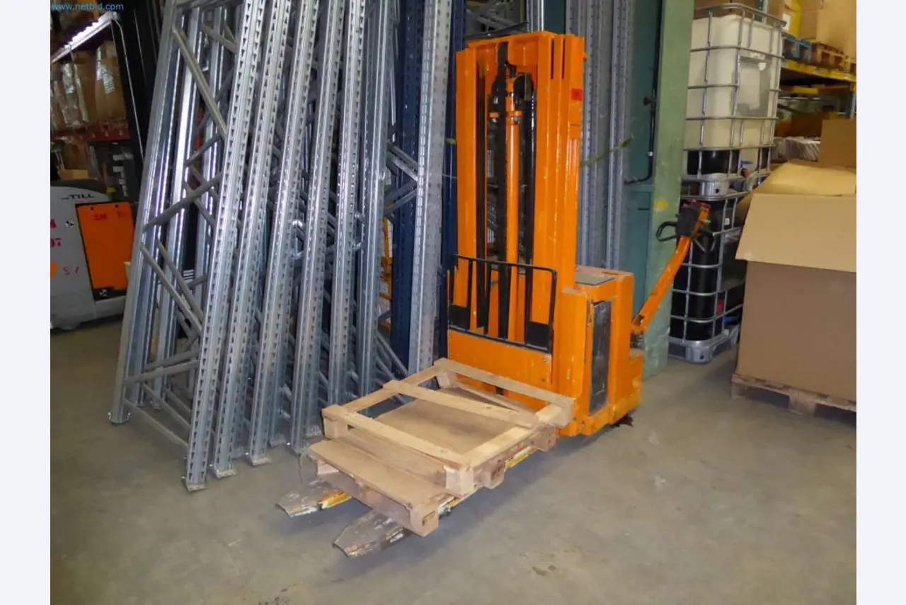 Magazijnliquidatie van een dienstverlenend bedrijf, voertuigen, magazijnuitrusting-1