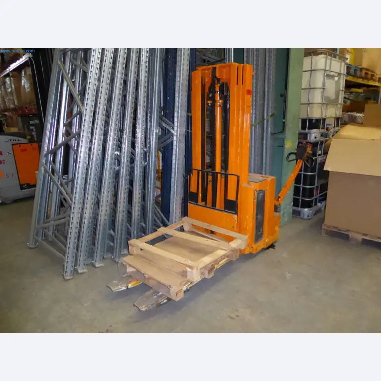 Magazijnliquidatie van een dienstverlenend bedrijf, voertuigen, magazijnuitrusting-1