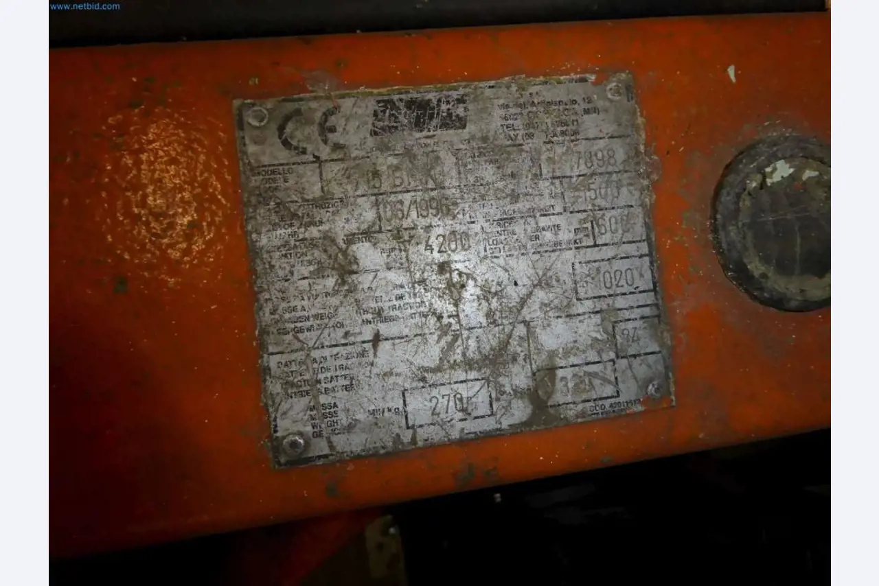 Magazijnliquidatie van een dienstverlenend bedrijf, voertuigen, magazijnuitrusting-2