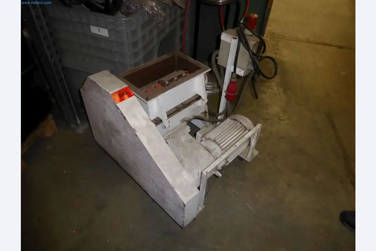 Liquidación de almacén de una empresa de servicios, vehículos, equipos de almacén-1