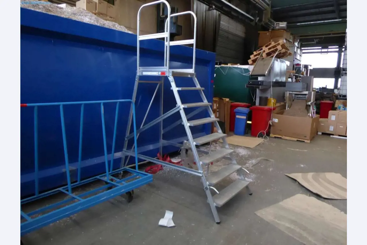 Liquidación de almacén de una empresa de servicios, vehículos, equipos de almacén-1