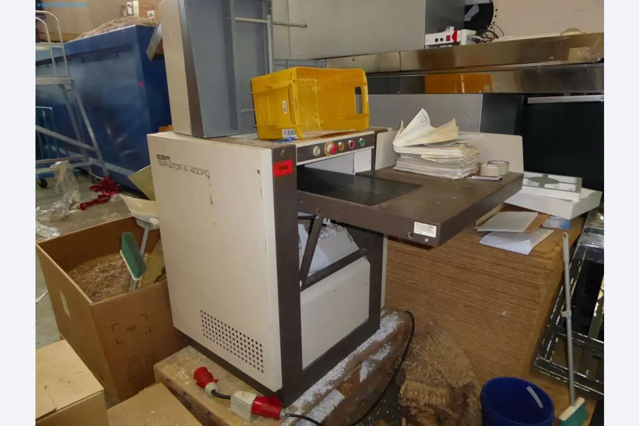 Magazijnliquidatie van een dienstverlenend bedrijf, voertuigen, magazijnuitrusting-1