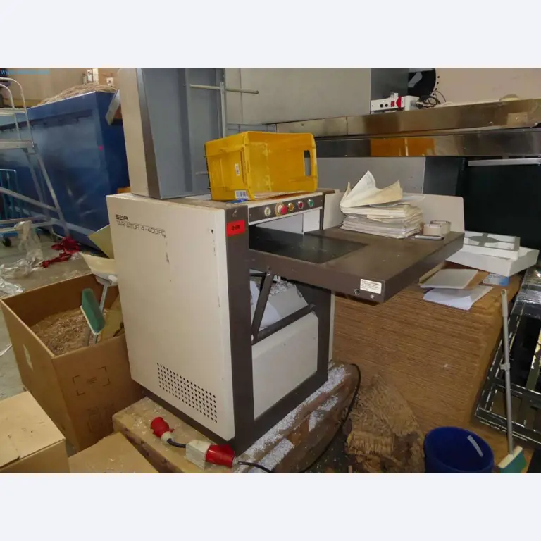 Magazijnliquidatie van een dienstverlenend bedrijf, voertuigen, magazijnuitrusting-1
