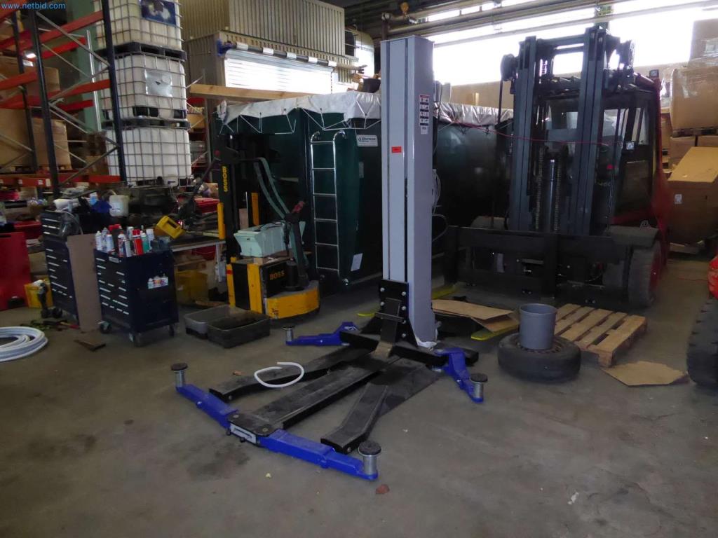 Likwidacja magazynu firmy usługowej, pojazdy, wyposażenie magazynu-3