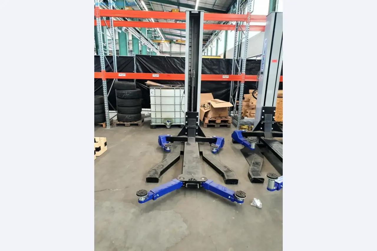 Liquidación de almacén de una empresa de servicios, vehículos, equipos de almacén-4