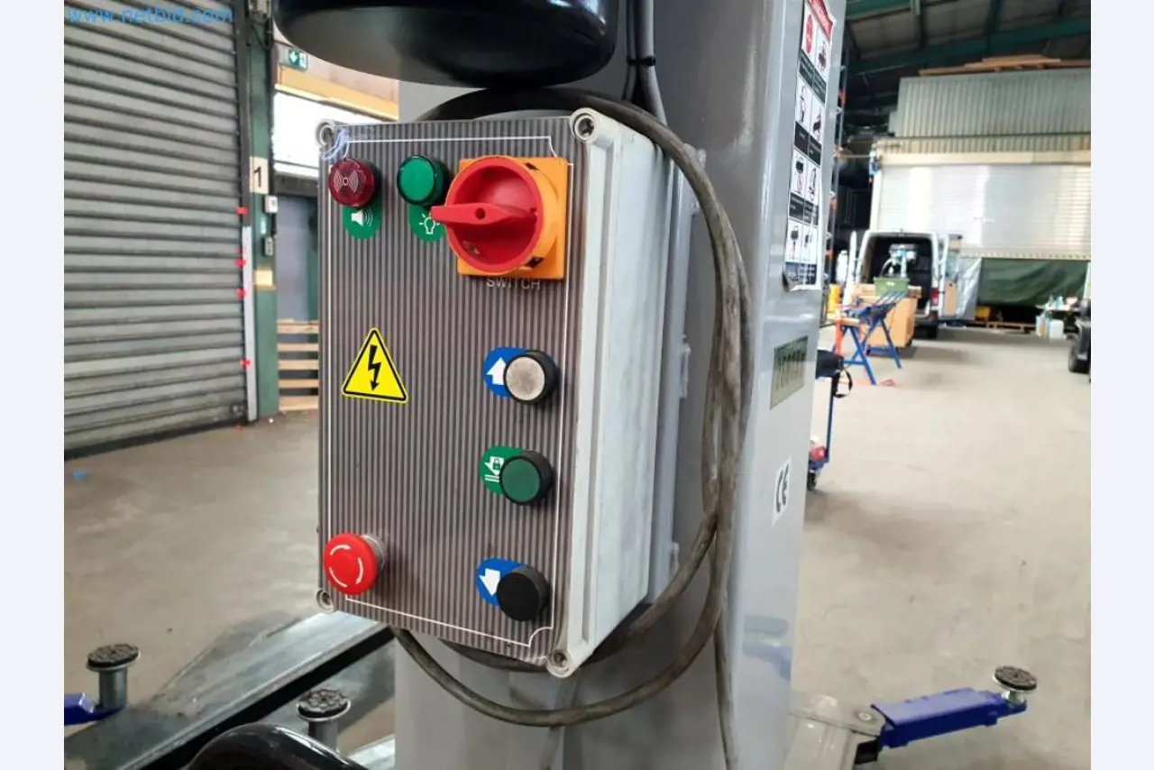 Liquidación de almacén de una empresa de servicios, vehículos, equipos de almacén-6