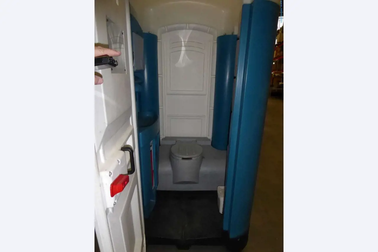 Magazijnliquidatie van een dienstverlenend bedrijf, voertuigen, magazijnuitrusting-3