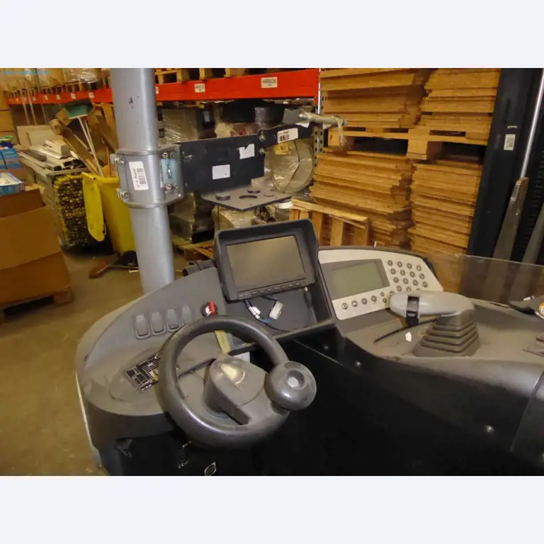 Likwidacja magazynu firmy usługowej, pojazdy, wyposażenie magazynu-5