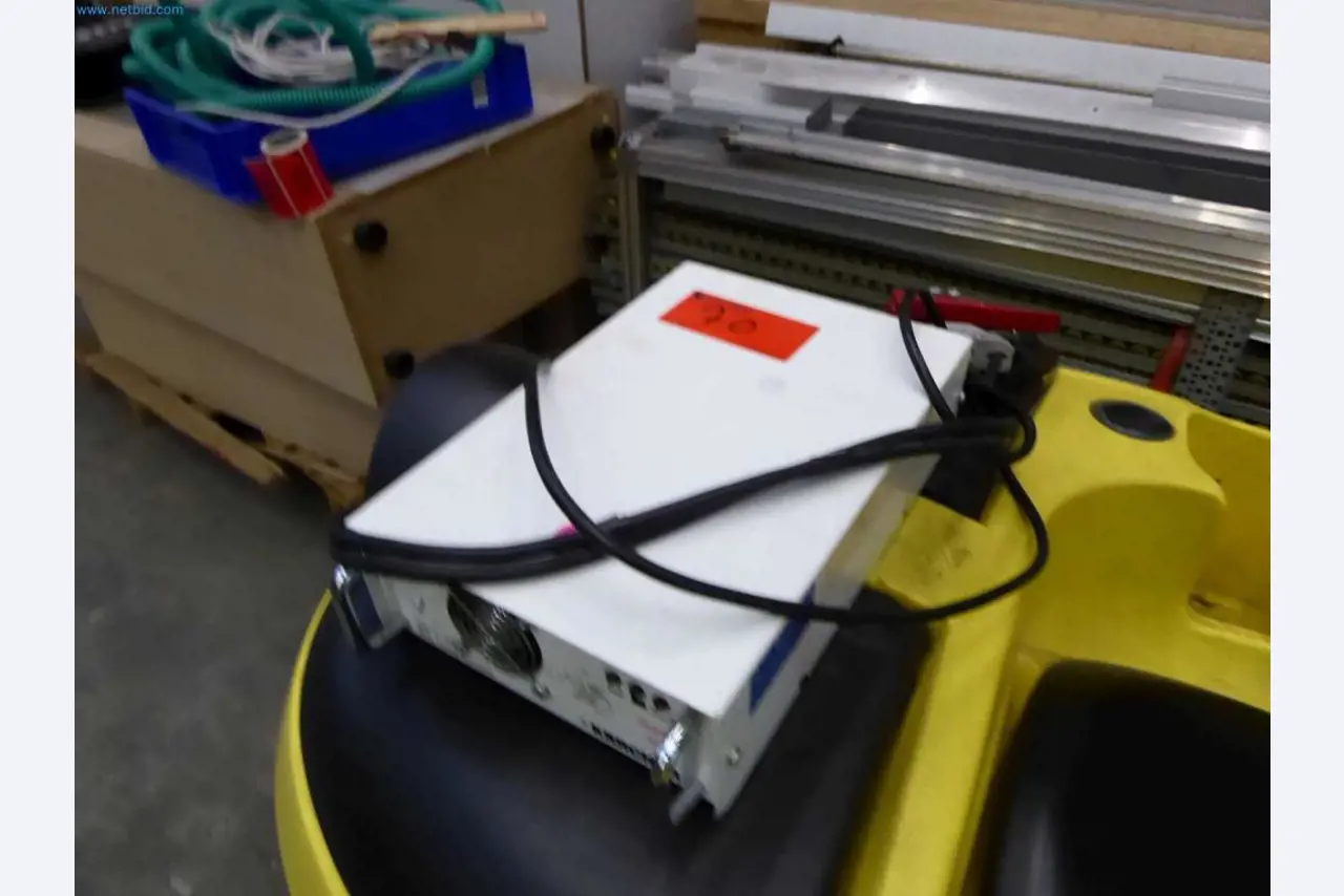 Liquidación de almacén de una empresa de servicios, vehículos, equipos de almacén-6