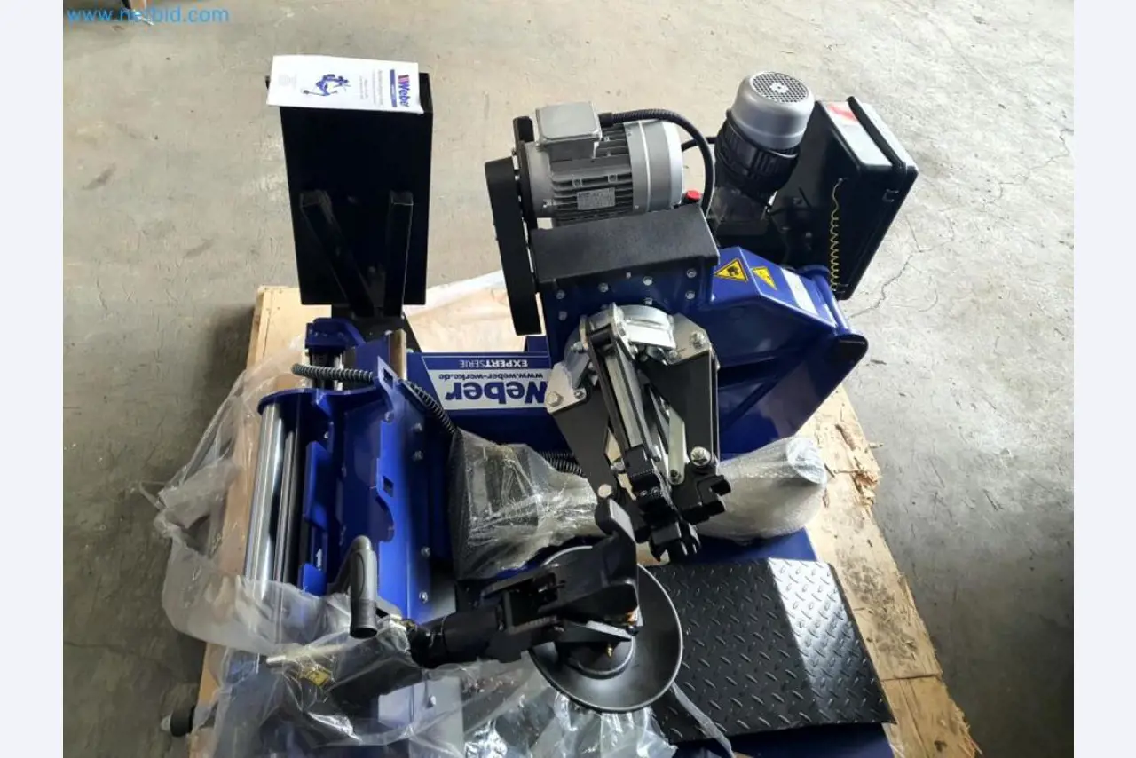 Magazijnliquidatie van een dienstverlenend bedrijf, voertuigen, magazijnuitrusting-13