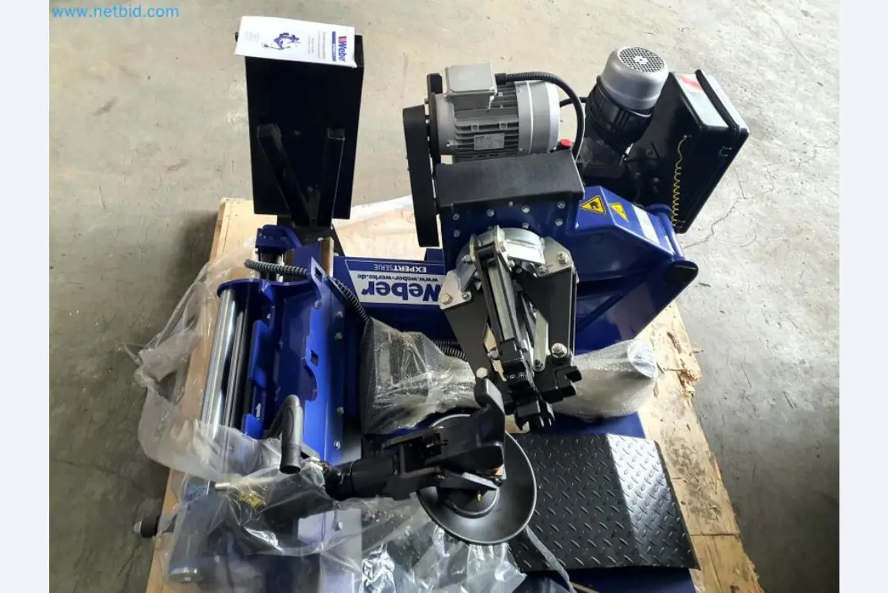 Magazijnliquidatie van een dienstverlenend bedrijf, voertuigen, magazijnuitrusting-14