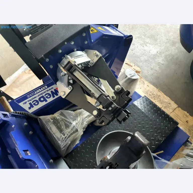 Magazijnliquidatie van een dienstverlenend bedrijf, voertuigen, magazijnuitrusting-15