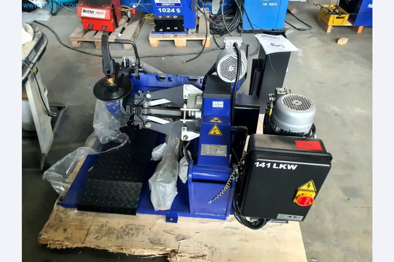 Magazijnliquidatie van een dienstverlenend bedrijf, voertuigen, magazijnuitrusting-1