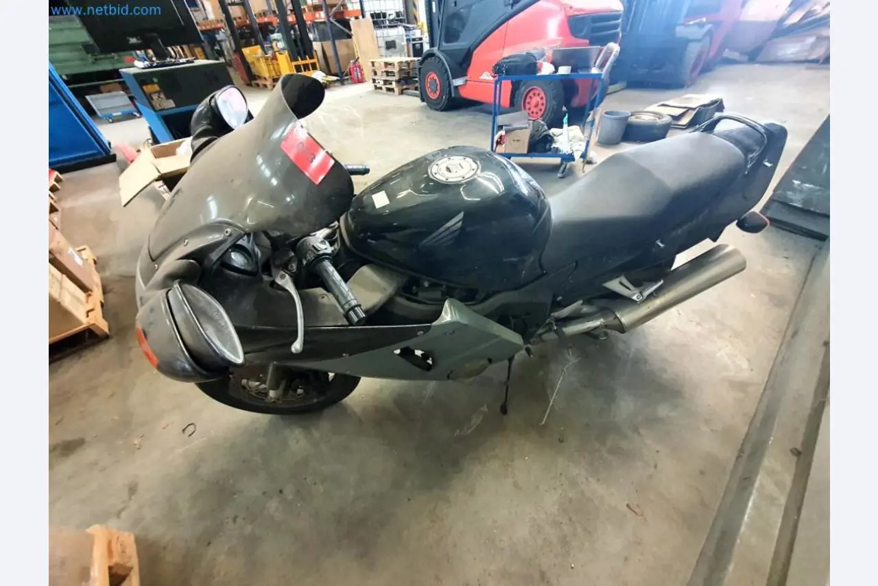 Magazijnliquidatie van een dienstverlenend bedrijf, voertuigen, magazijnuitrusting-13