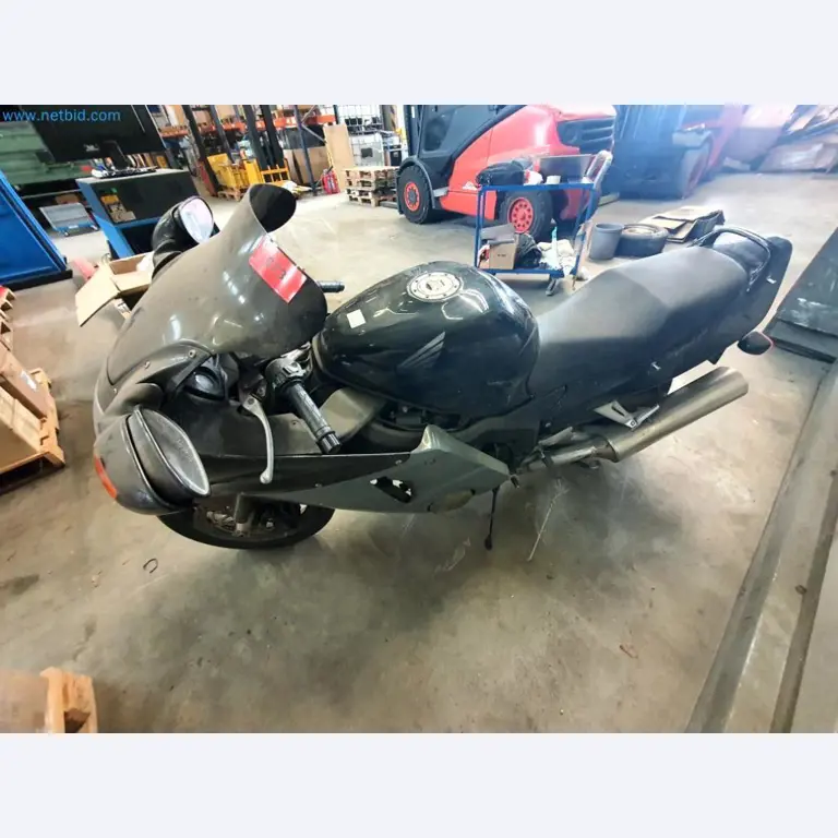 Magazijnliquidatie van een dienstverlenend bedrijf, voertuigen, magazijnuitrusting-13