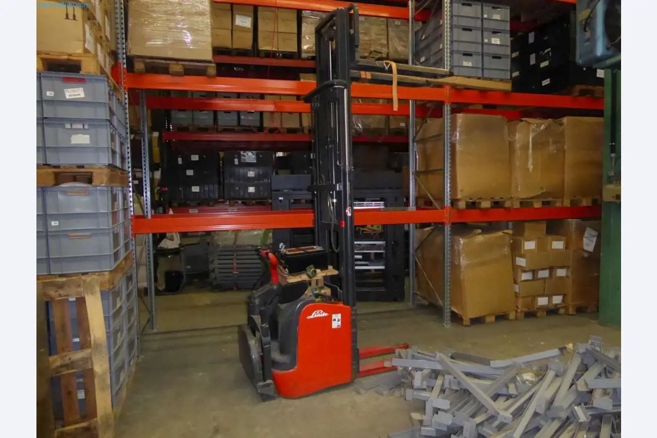 Magazijnliquidatie van een dienstverlenend bedrijf, voertuigen, magazijnuitrusting-1