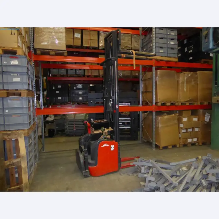 Magazijnliquidatie van een dienstverlenend bedrijf, voertuigen, magazijnuitrusting-1