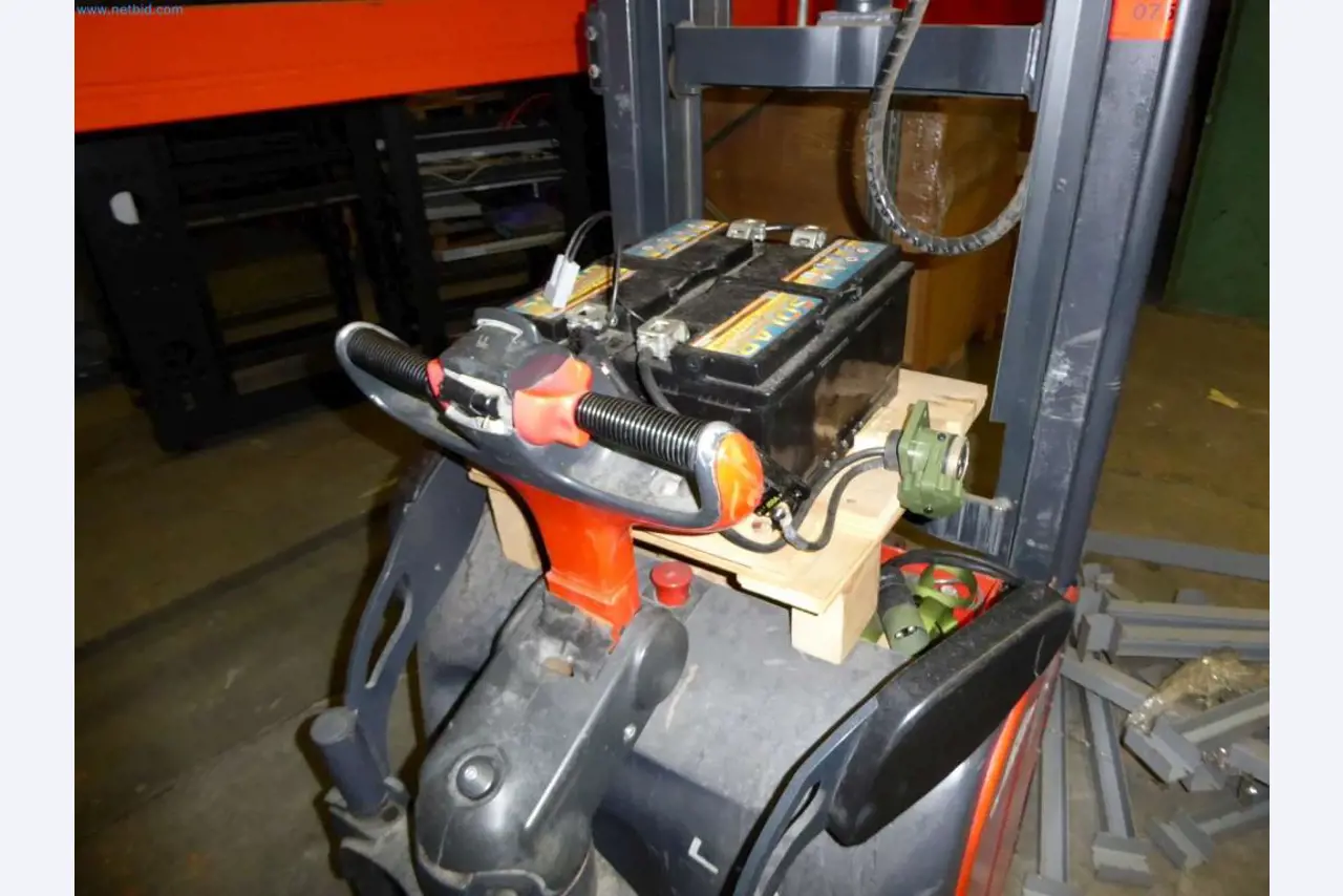 Magazijnliquidatie van een dienstverlenend bedrijf, voertuigen, magazijnuitrusting-3