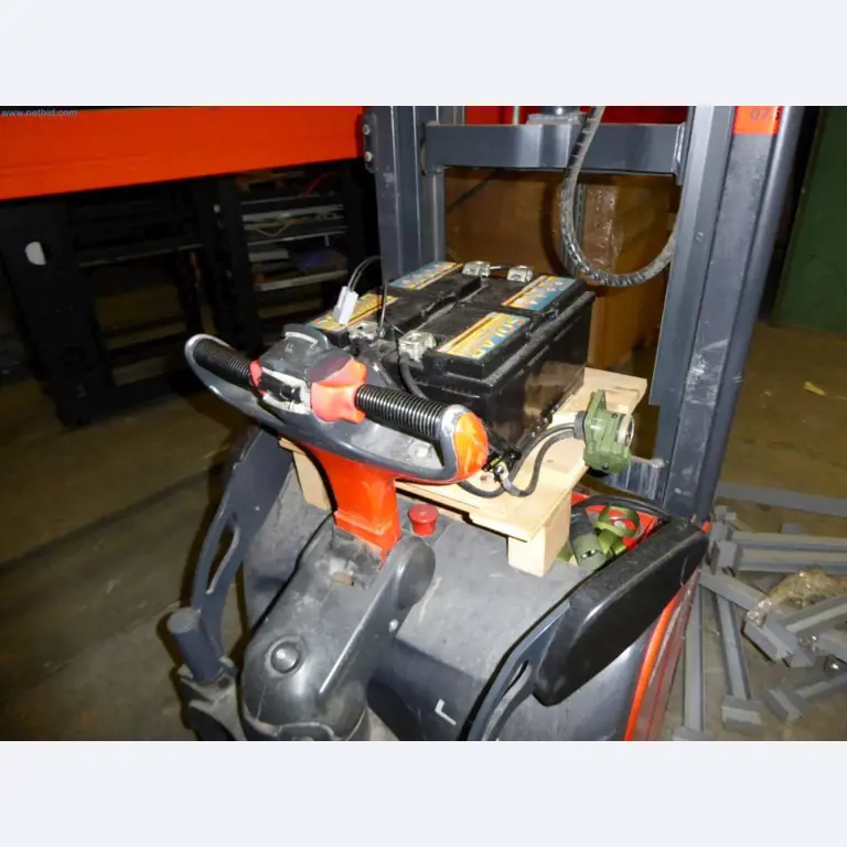 Magazijnliquidatie van een dienstverlenend bedrijf, voertuigen, magazijnuitrusting-3