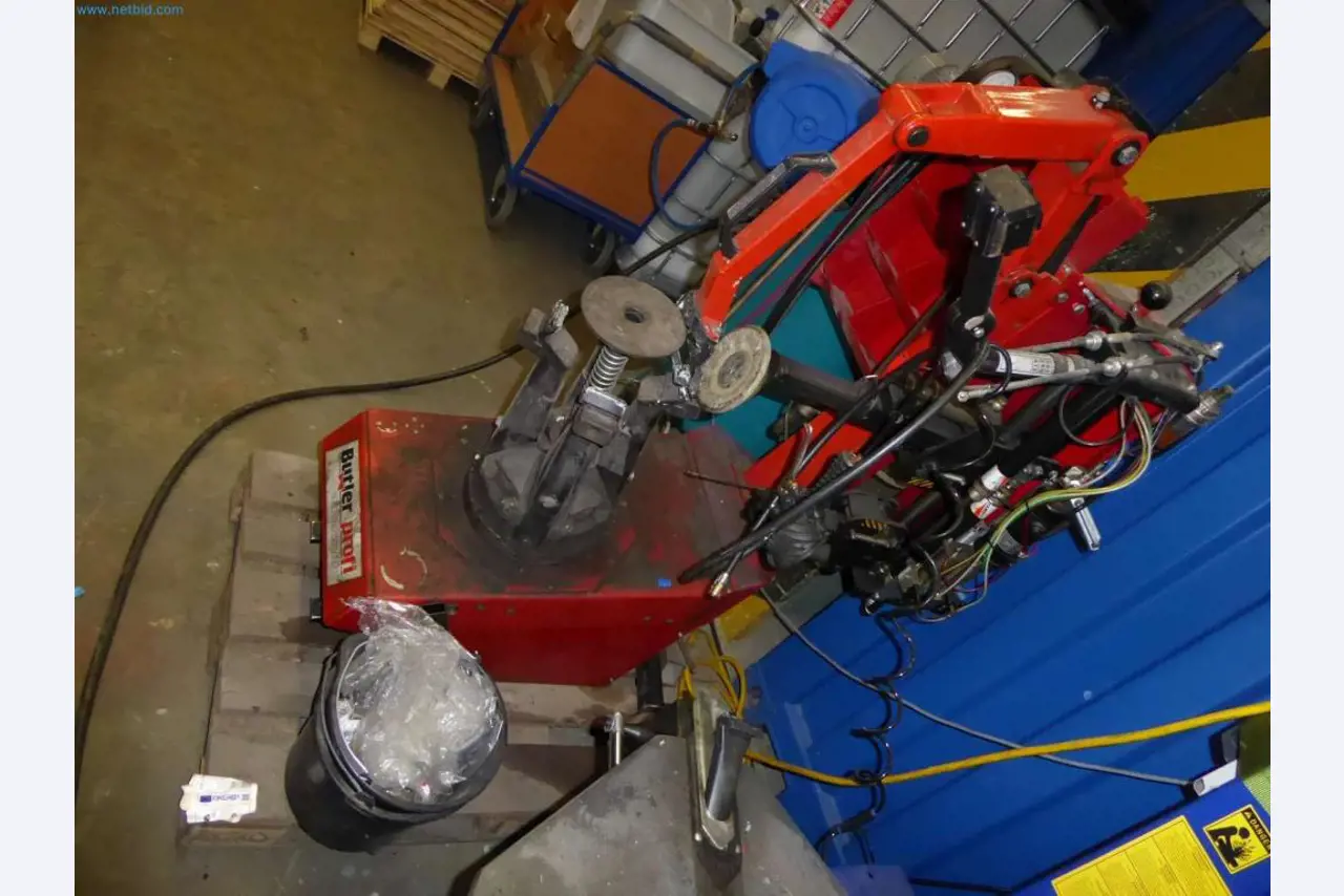 Liquidación de almacén de una empresa de servicios, vehículos, equipos de almacén-3