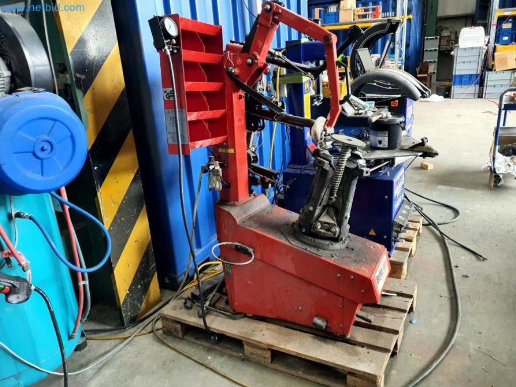 Likwidacja magazynu firmy usługowej, pojazdy, wyposażenie magazynu-1