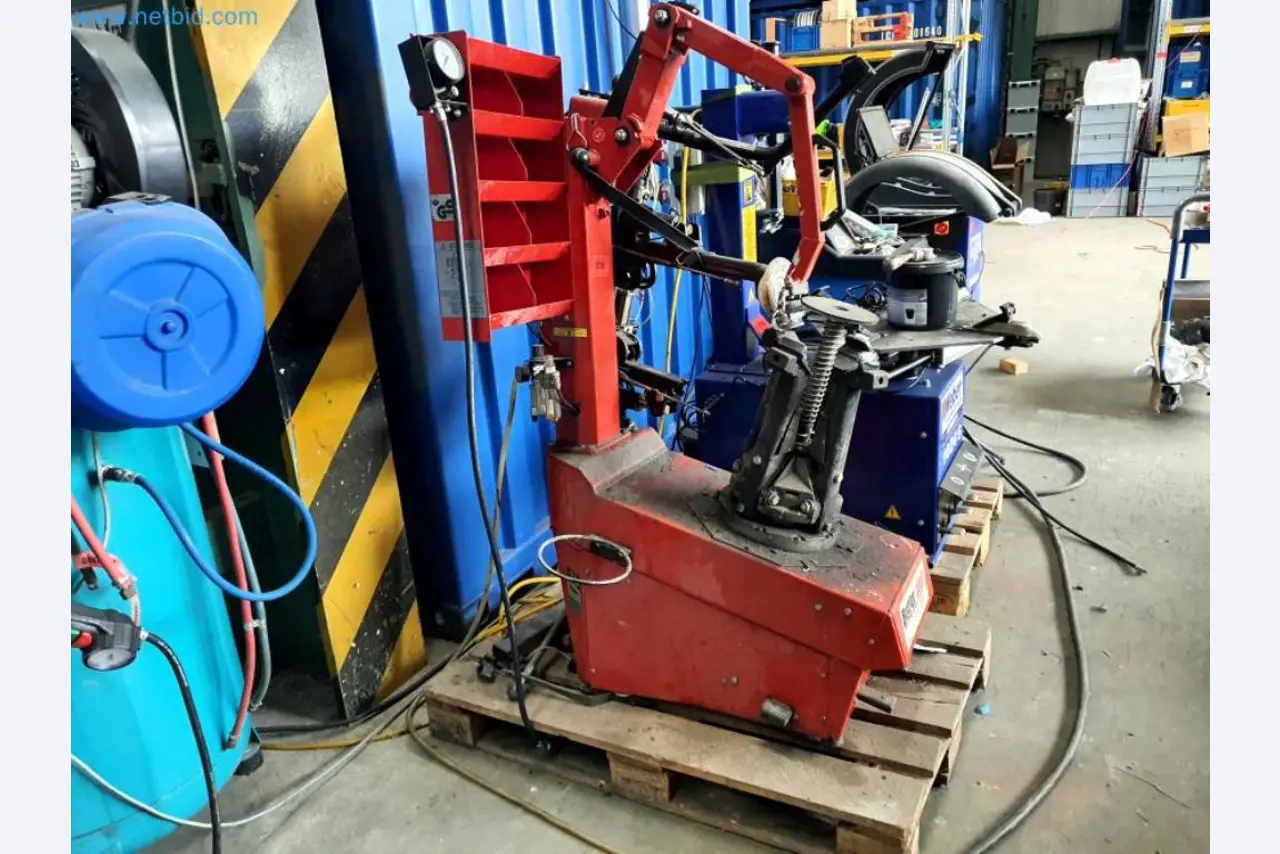 Liquidación de almacén de una empresa de servicios, vehículos, equipos de almacén-1