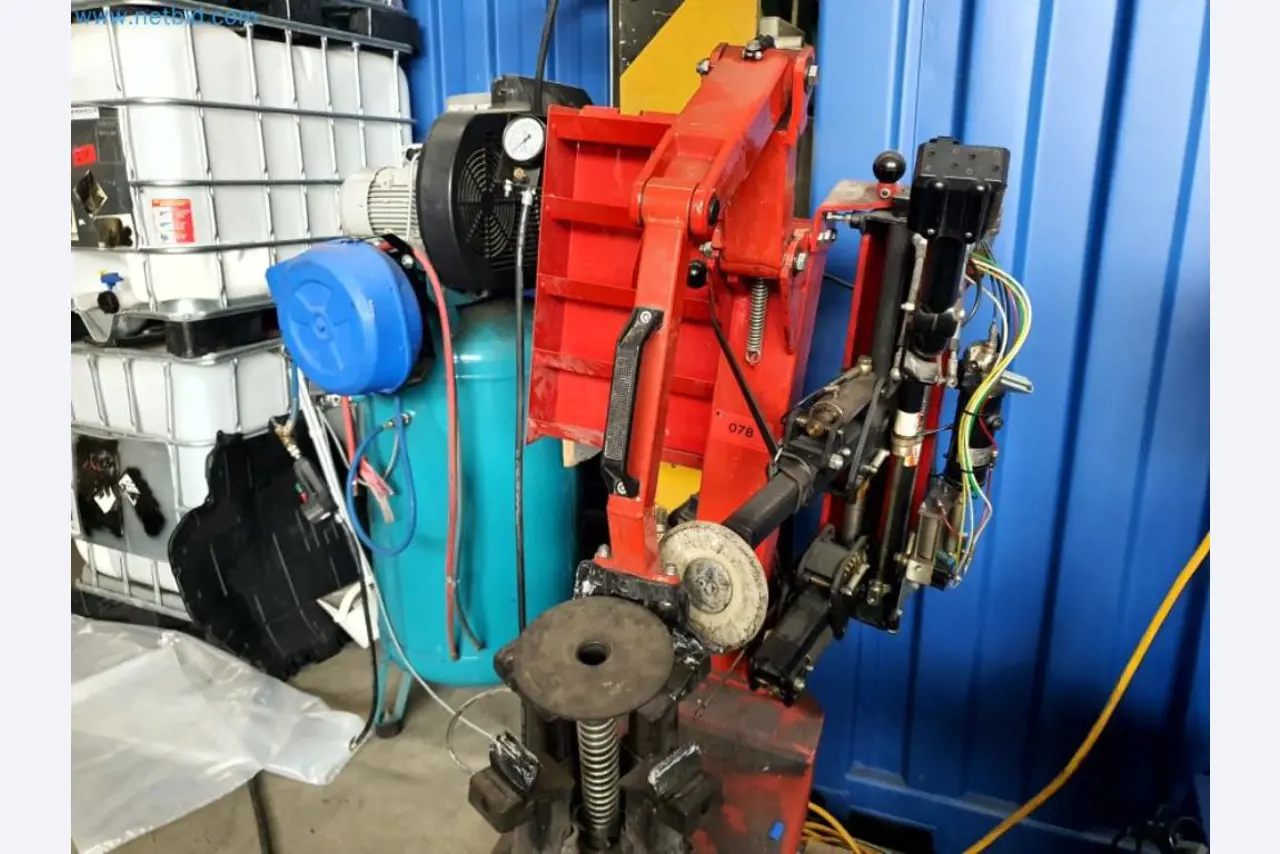 Liquidación de almacén de una empresa de servicios, vehículos, equipos de almacén-5