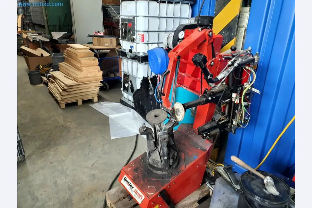 Liquidación de almacén de una empresa de servicios, vehículos, equipos de almacén-6