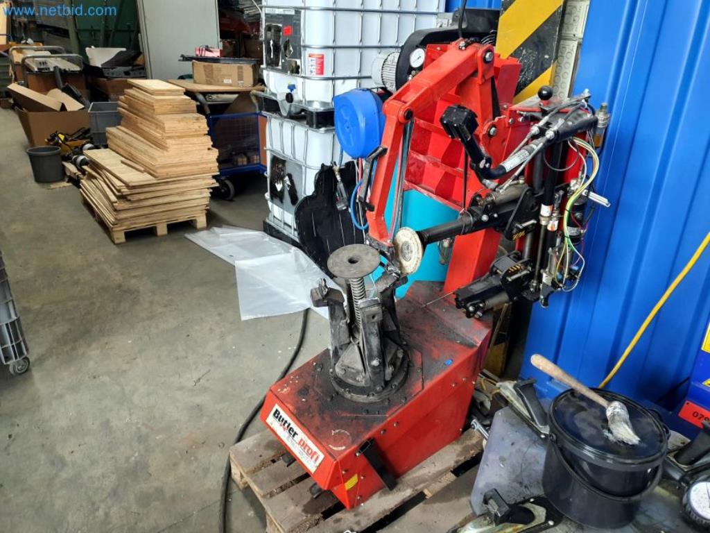 Likwidacja magazynu firmy usługowej, pojazdy, wyposażenie magazynu-7