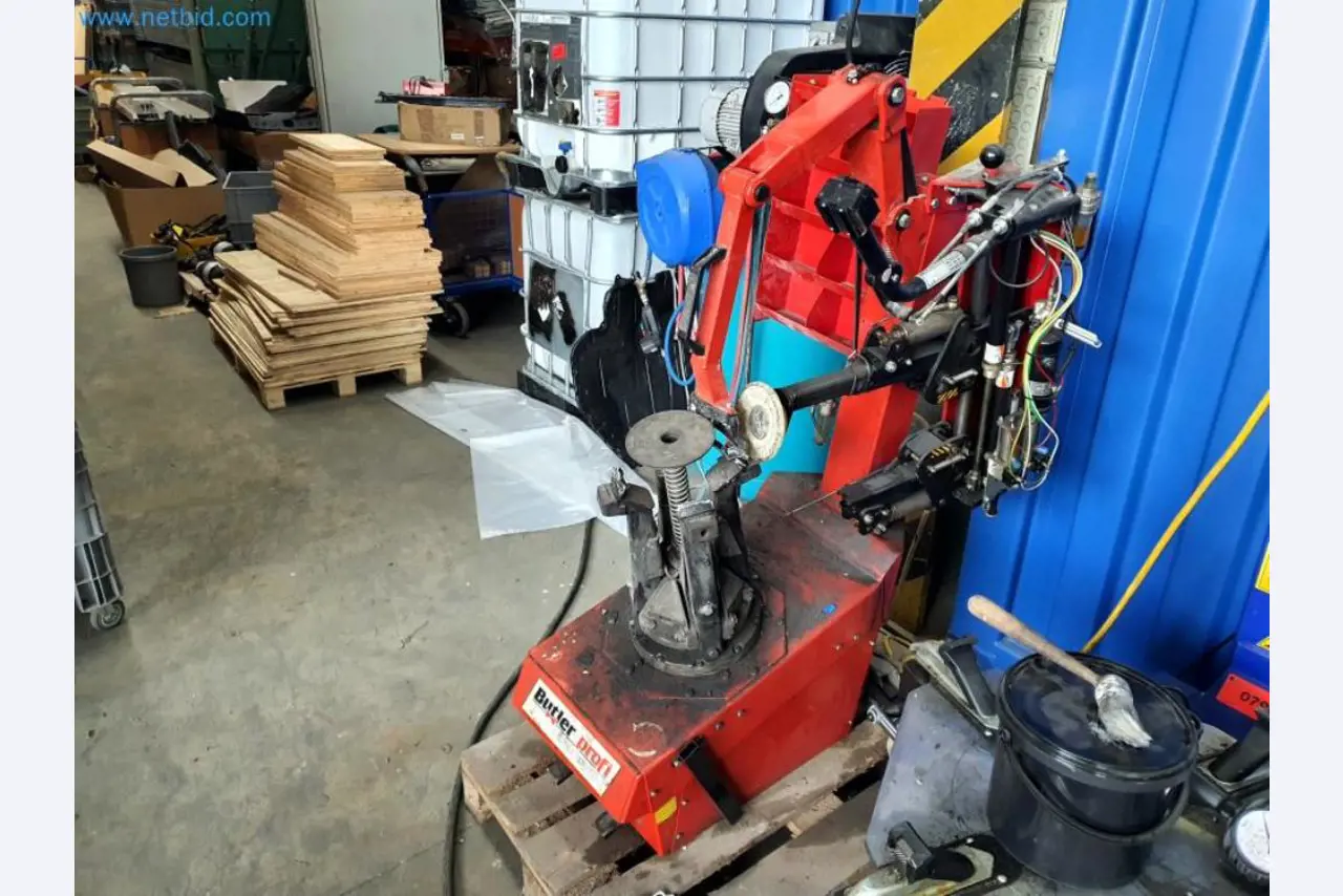 Liquidación de almacén de una empresa de servicios, vehículos, equipos de almacén-7