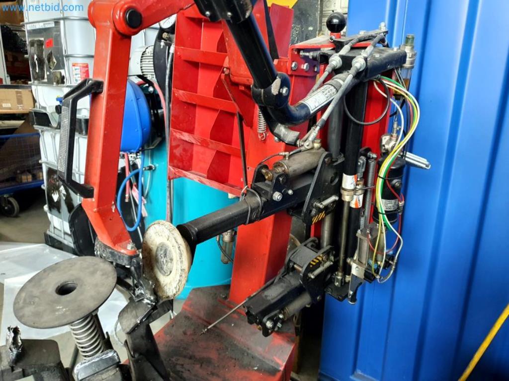 Likwidacja magazynu firmy usługowej, pojazdy, wyposażenie magazynu-8