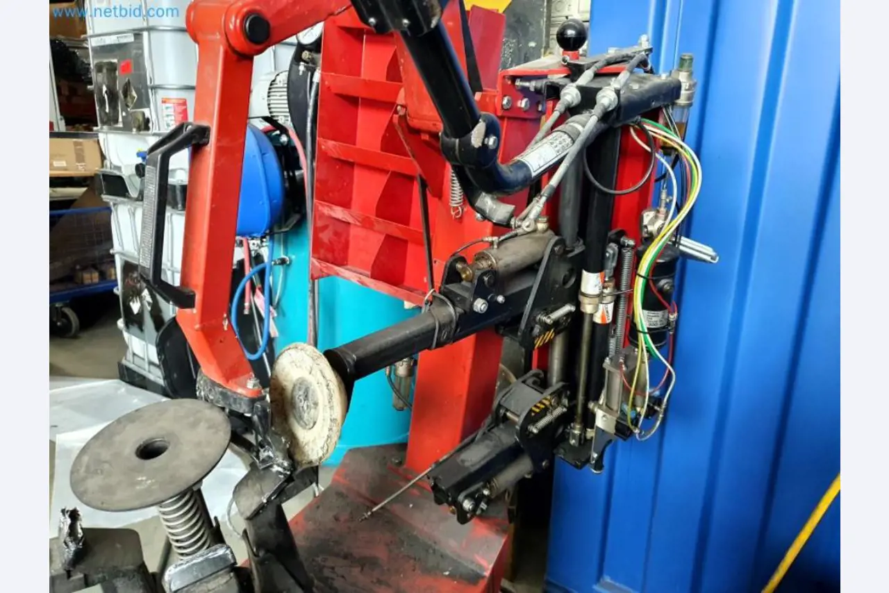 Liquidación de almacén de una empresa de servicios, vehículos, equipos de almacén-8