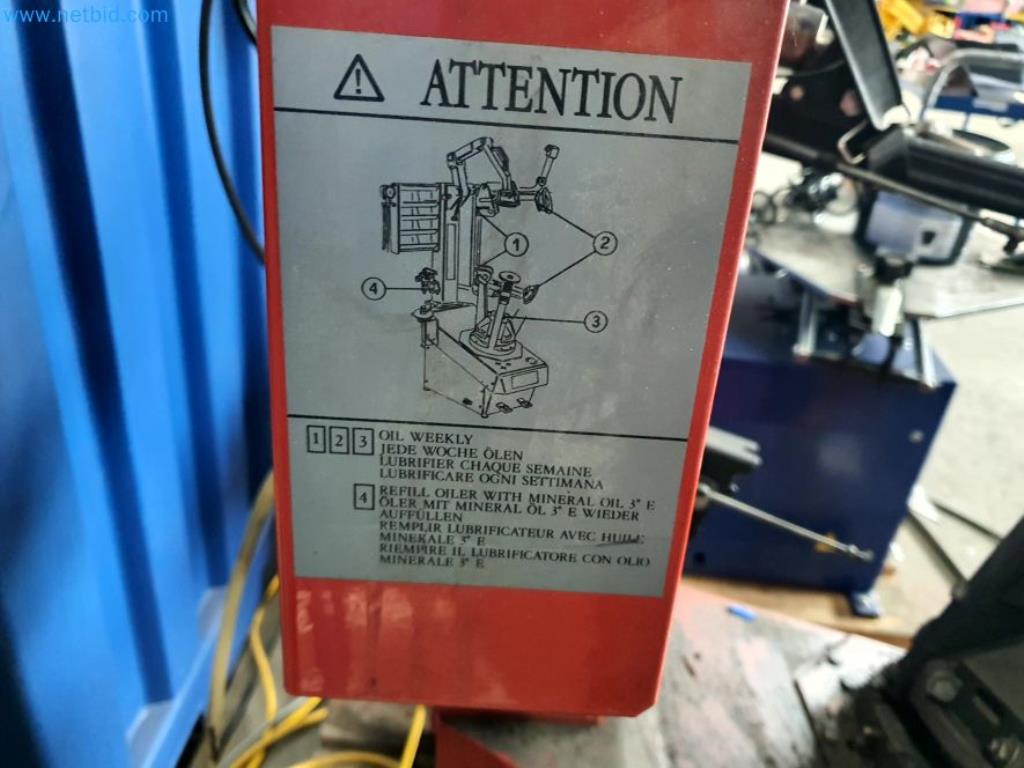 Likwidacja magazynu firmy usługowej, pojazdy, wyposażenie magazynu-9