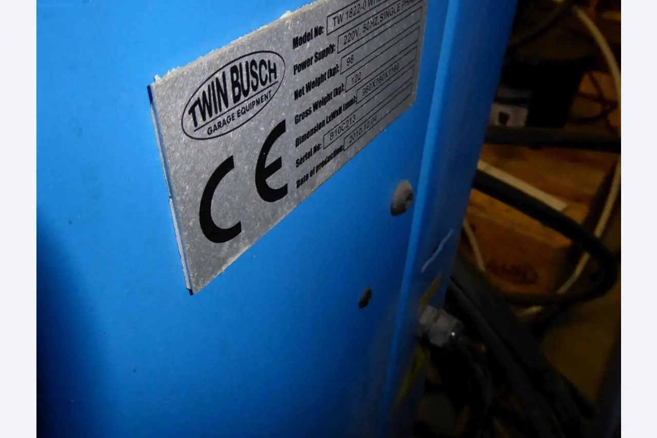 Liquidación de almacén de una empresa de servicios, vehículos, equipos de almacén-6