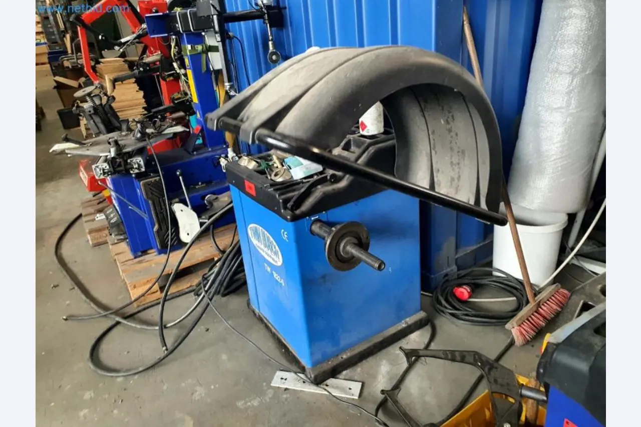 Liquidación de almacén de una empresa de servicios, vehículos, equipos de almacén-9